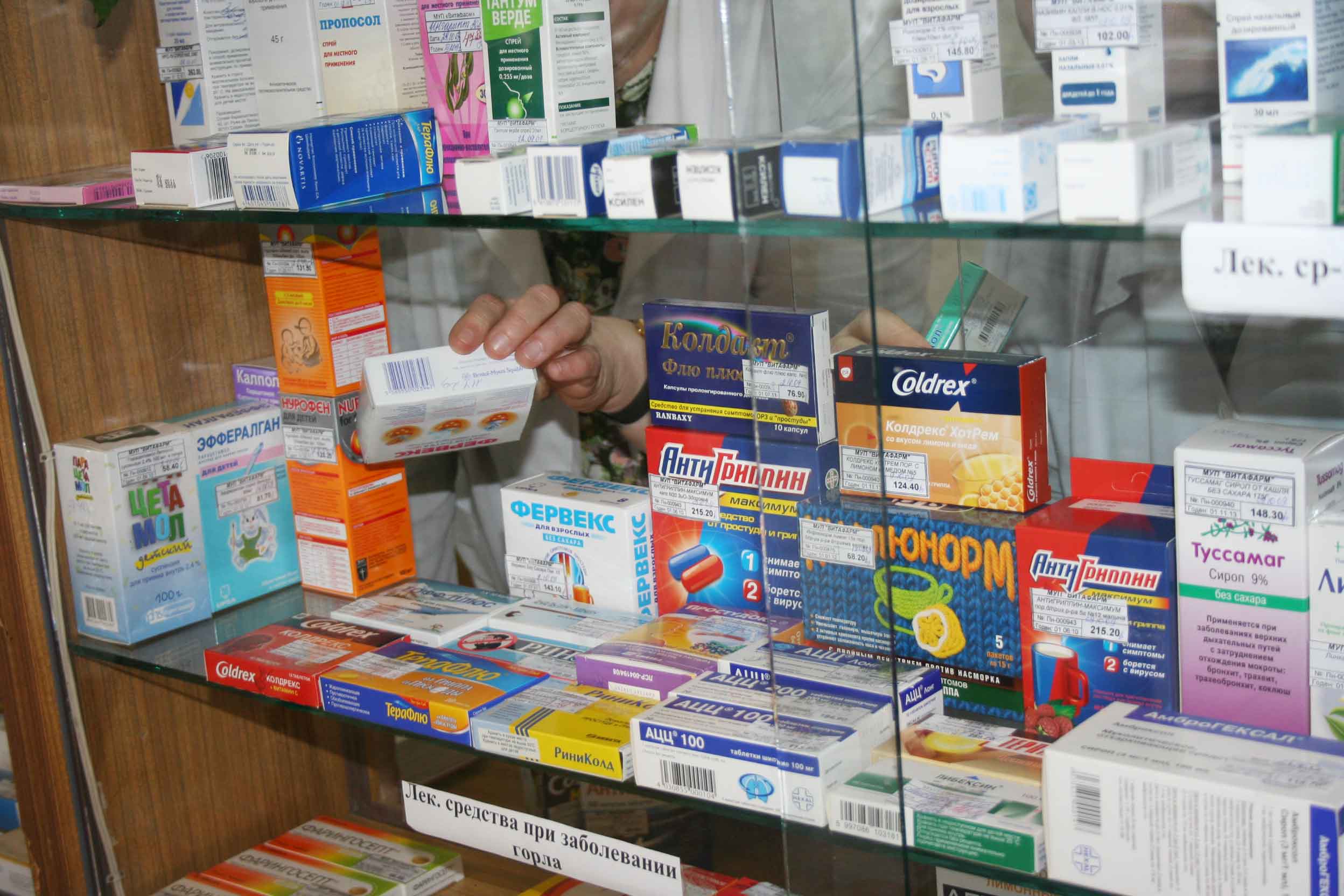 Противовирусное против гриппа. Противовирусные в аптеке. Противовирусные препараты в аптеке. Лекарства от ОРВИ. Лекарства с аптеки от простуды.